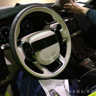 Первое фото салона Range Rover Velar
