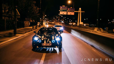 Alpine A120 проехал по ночному Парижу